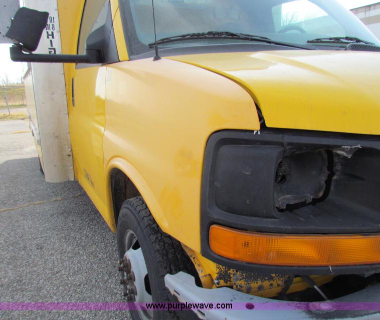 image for item E8212 2005 GMC 3500 Savana box van