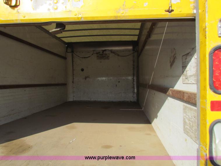 image for item E8212 2005 GMC 3500 Savana box van