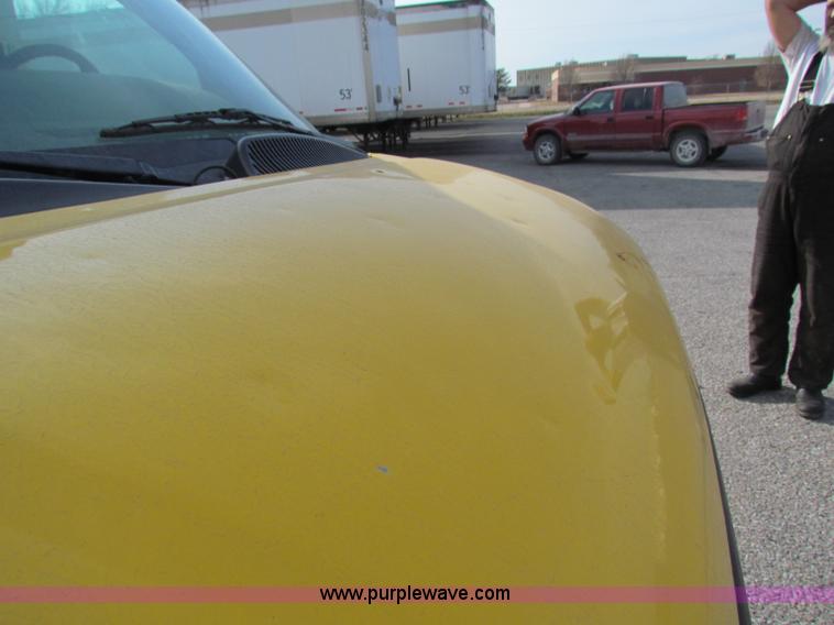 image for item E8212 2005 GMC 3500 Savana box van