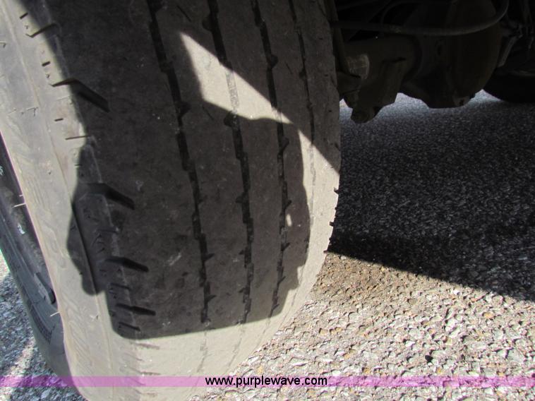 image for item E8212 2005 GMC 3500 Savana box van