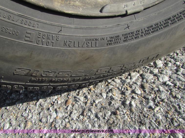 image for item E8212 2005 GMC 3500 Savana box van