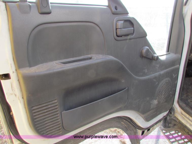 image for item E8214 2000 Isuzu NPR box van