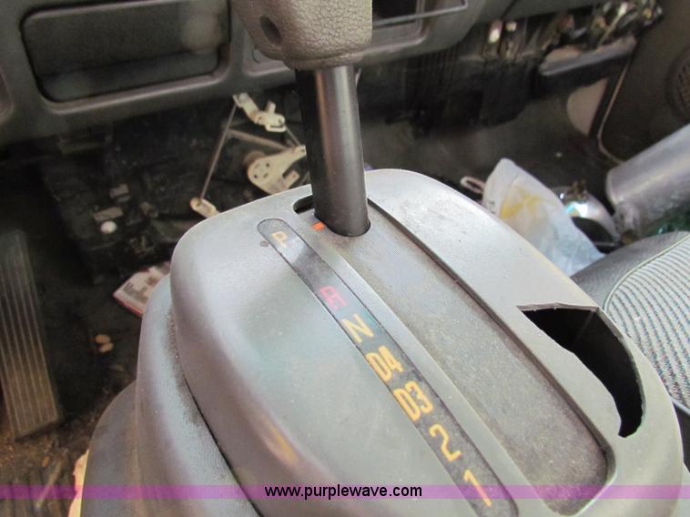 image for item E8214 2000 Isuzu NPR box van