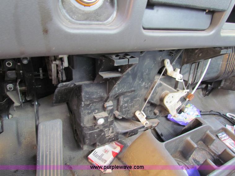 image for item E8214 2000 Isuzu NPR box van