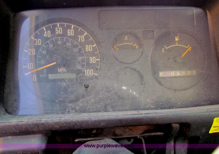 image for item E8214 2000 Isuzu NPR box van