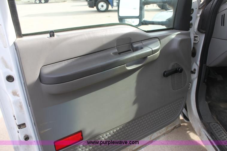 image for item E8219 1999 Ford F550 Super Duty box truck