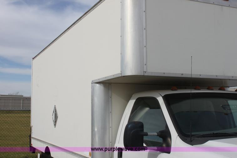 image for item E8219 1999 Ford F550 Super Duty box truck