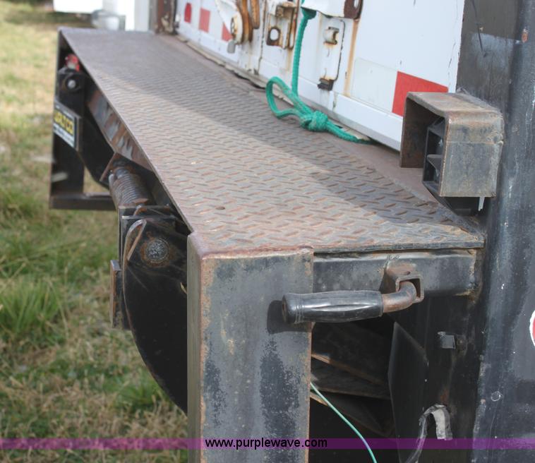 image for item E8219 1999 Ford F550 Super Duty box truck