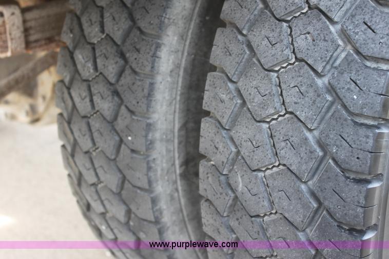 image for item E8219 1999 Ford F550 Super Duty box truck