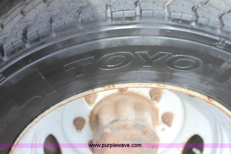 image for item E8219 1999 Ford F550 Super Duty box truck