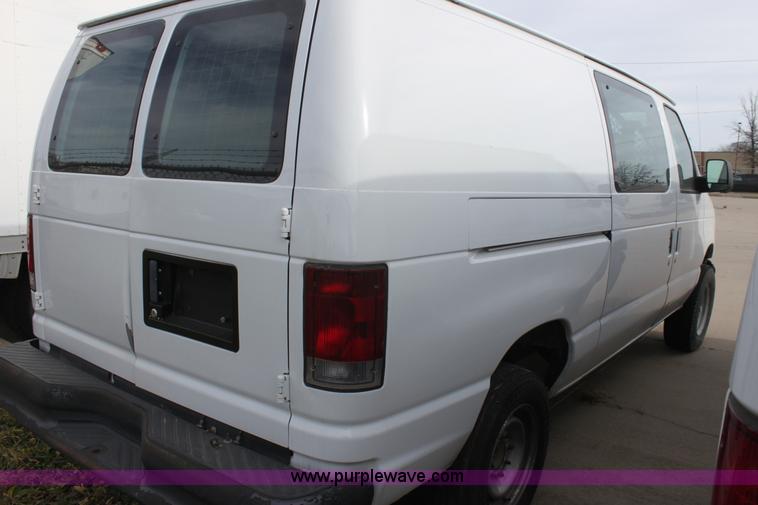image for item E8221 2005 Ford E250 van