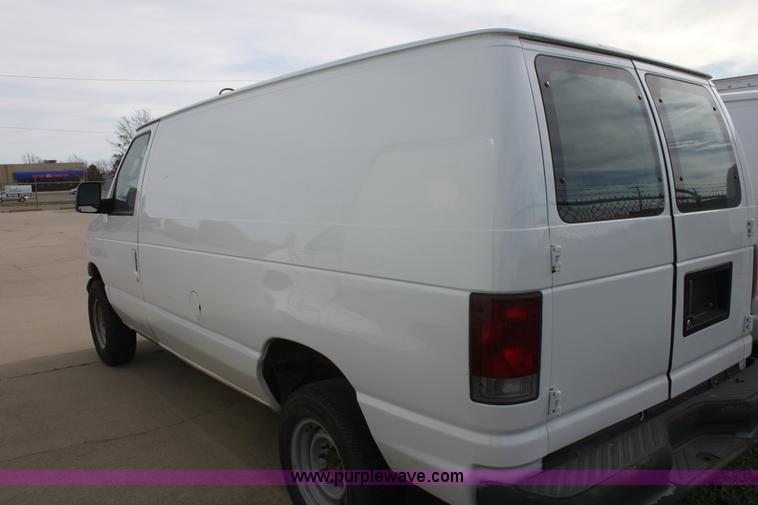 image for item E8221 2005 Ford E250 van