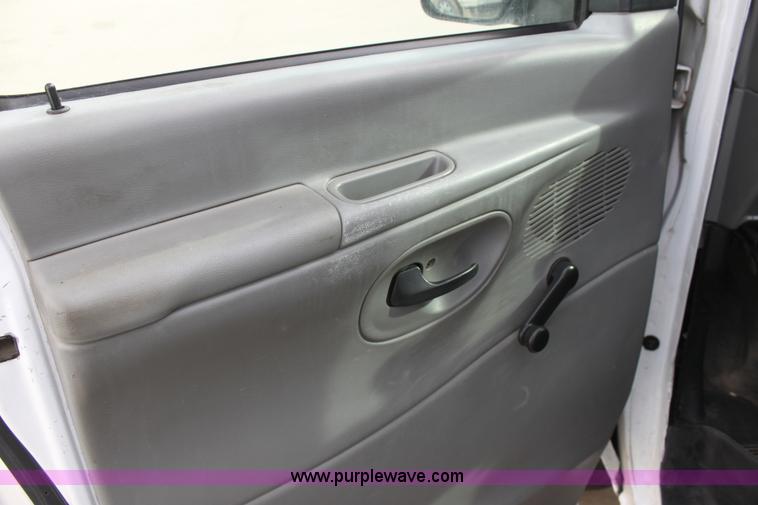 image for item E8221 2005 Ford E250 van
