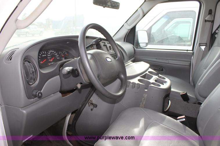 image for item E8221 2005 Ford E250 van