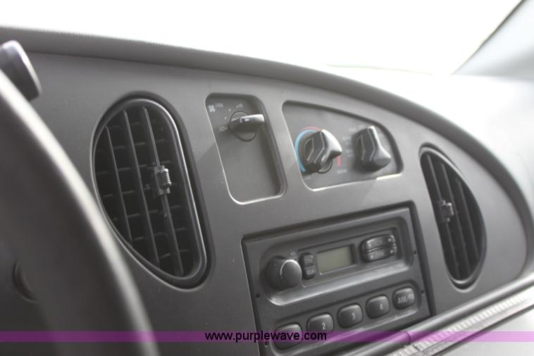 image for item E8221 2005 Ford E250 van