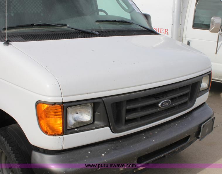 image for item E8221 2005 Ford E250 van