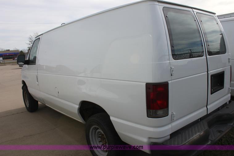 image for item E8221 2005 Ford E250 van