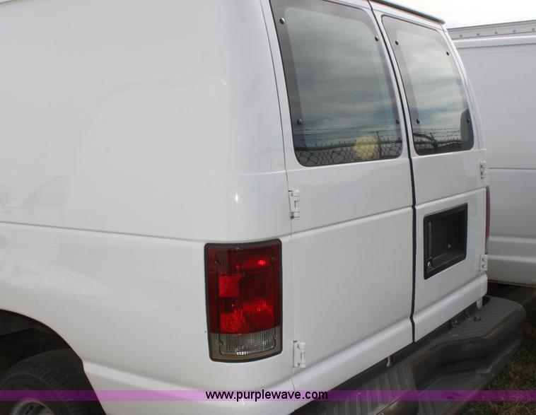 image for item E8221 2005 Ford E250 van
