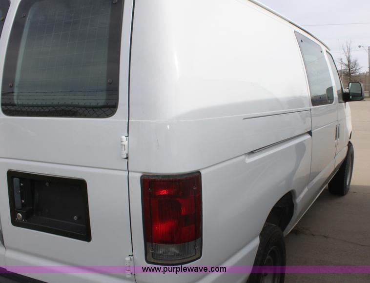 image for item E8221 2005 Ford E250 van
