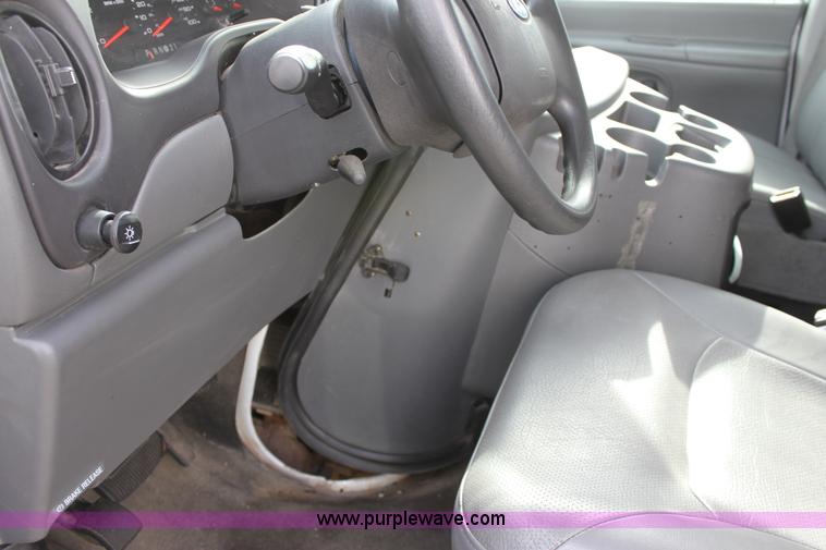 image for item E8221 2005 Ford E250 van