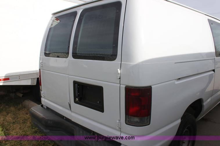 image for item E8221 2005 Ford E250 van
