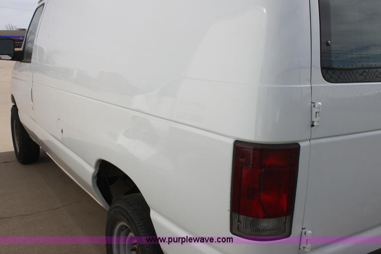 image for item E8221 2005 Ford E250 van