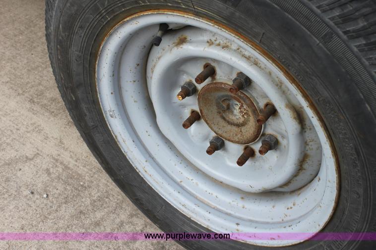 image for item E8221 2005 Ford E250 van