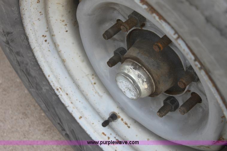 image for item E8221 2005 Ford E250 van