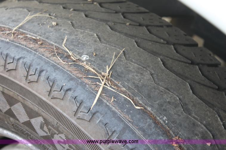 image for item E8221 2005 Ford E250 van