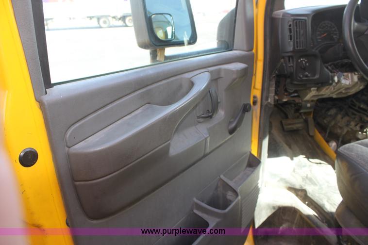 image for item E8230 2005 GMC Savana G3500 cargo van
