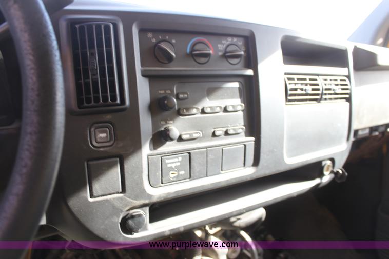 image for item E8230 2005 GMC Savana G3500 cargo van