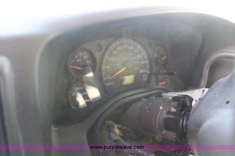 image for item E8230 2005 GMC Savana G3500 cargo van