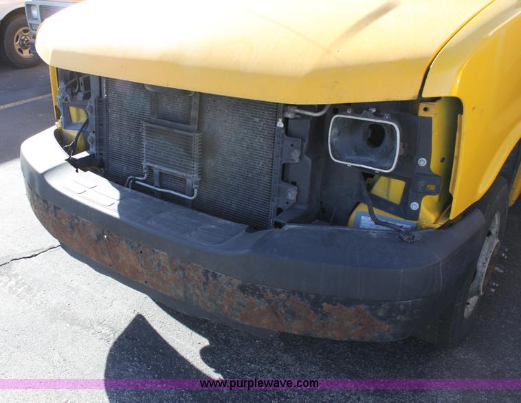 image for item E8230 2005 GMC Savana G3500 cargo van