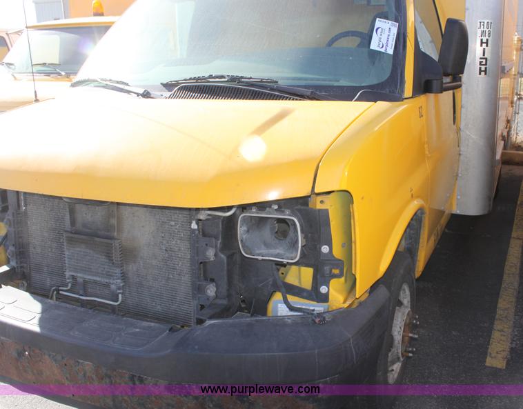 image for item E8230 2005 GMC Savana G3500 cargo van