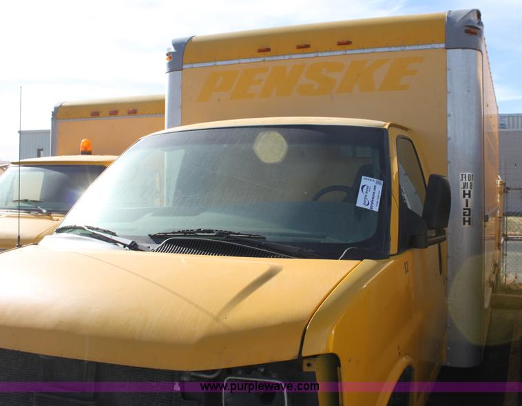 image for item E8230 2005 GMC Savana G3500 cargo van