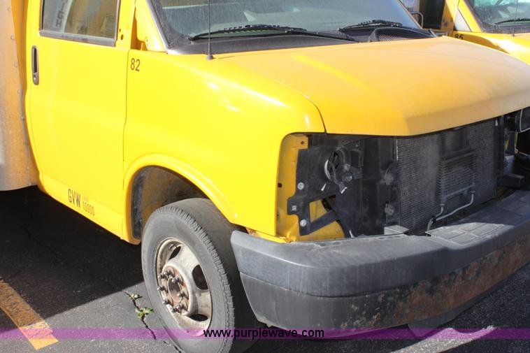 image for item E8230 2005 GMC Savana G3500 cargo van