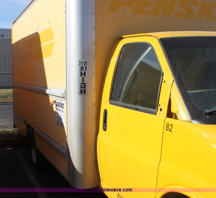 image for item E8230 2005 GMC Savana G3500 cargo van