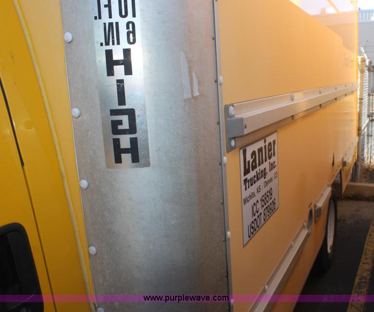 image for item E8230 2005 GMC Savana G3500 cargo van