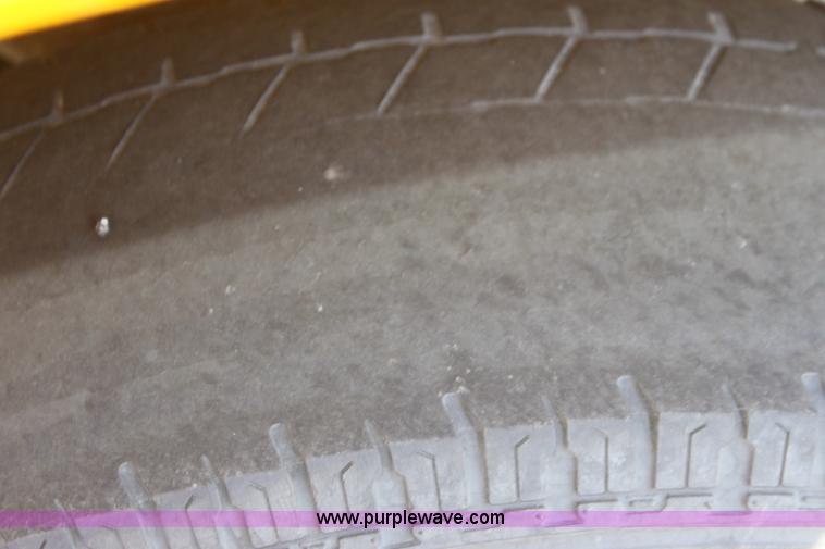 image for item E8230 2005 GMC Savana G3500 cargo van