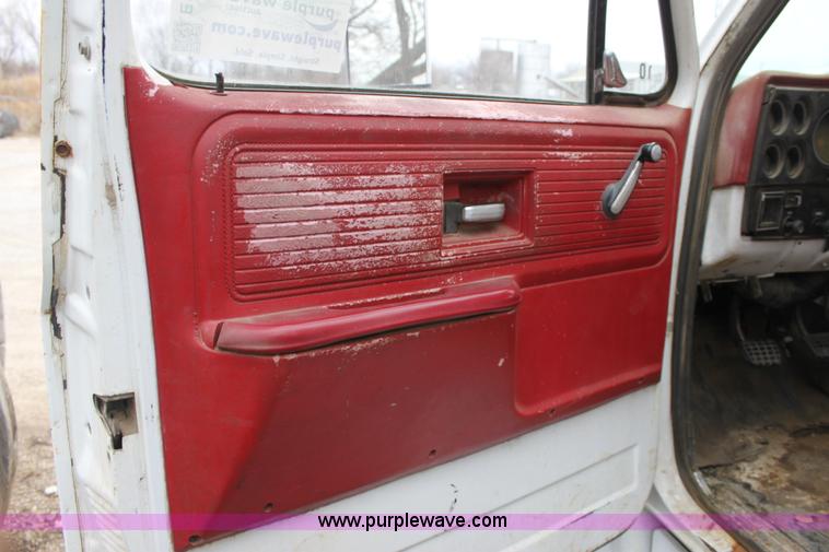 image for item E8240 1978 GMC Sierra 6000 flatbed truck