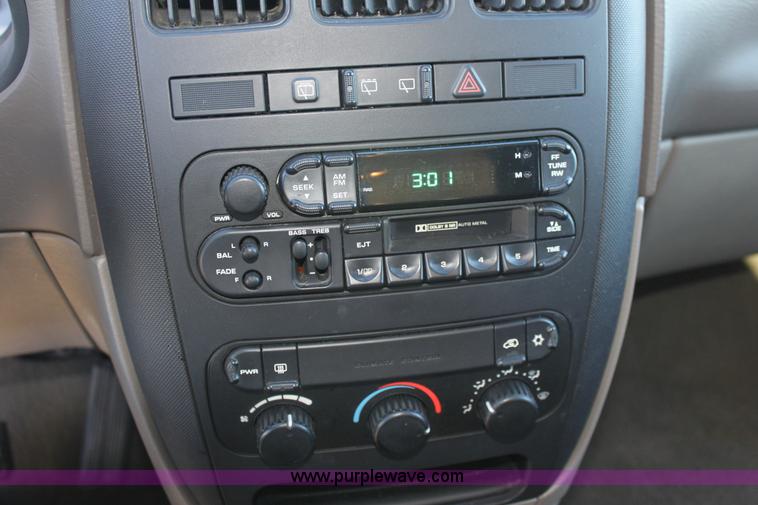 image for item E8253 2001 Dodge Caravan SE van