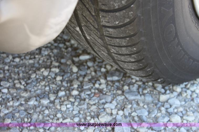 image for item E8253 2001 Dodge Caravan SE van