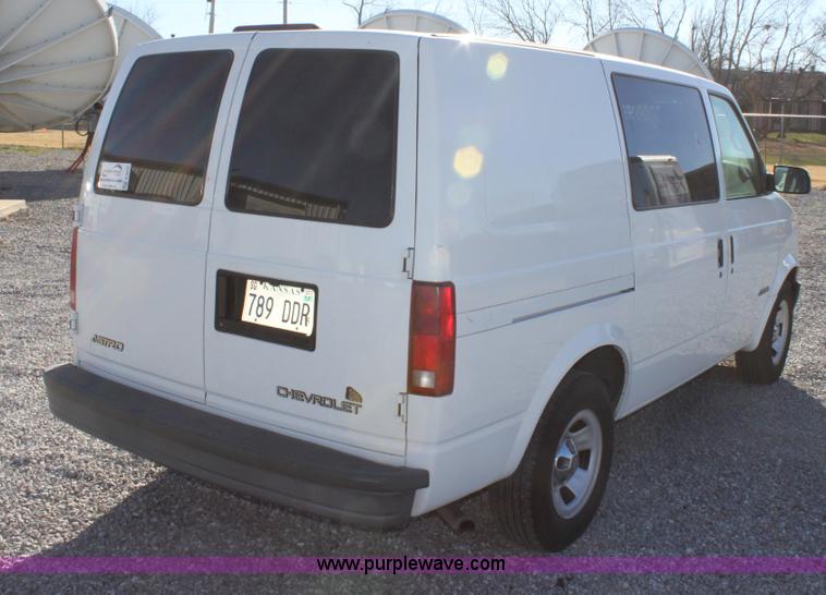 image for item E8256 2001 Chevrolet Astro cargo van