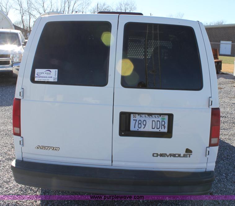 image for item E8256 2001 Chevrolet Astro cargo van