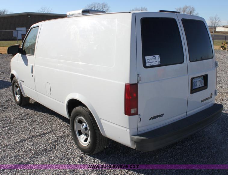image for item E8256 2001 Chevrolet Astro cargo van