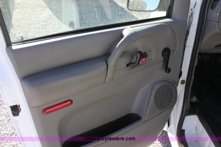 image for item E8256 2001 Chevrolet Astro cargo van