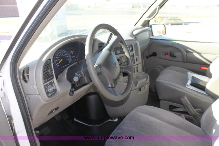 image for item E8256 2001 Chevrolet Astro cargo van