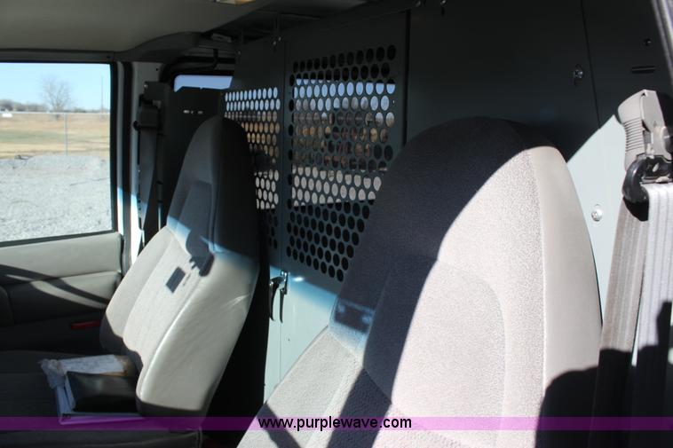 image for item E8256 2001 Chevrolet Astro cargo van