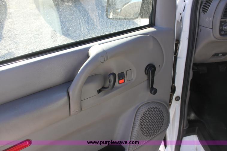 image for item E8256 2001 Chevrolet Astro cargo van