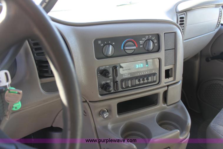 image for item E8256 2001 Chevrolet Astro cargo van